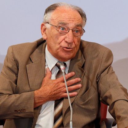 فترته شهدت "إضراب أنيلكا".. وفاة رئيس الاتحاد الفرنسي السابق إسكاليت