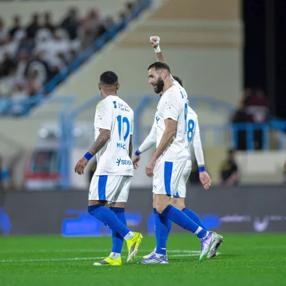 كريم بنزيما مهاجم الهلال يحتفل بأحد أهدافه في مرمى الأخدود - 5 فبراير 2026