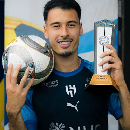 غابرييل مارتينيلي لاعب الهلال يستلم جائزة أفضل لاعب في مباراة التعاون - 12 سبتمبر 2026