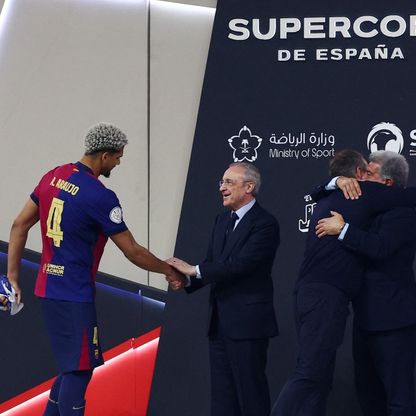 كيف تصرّف فلورنتينو بيريز بعد طلب للتوقيع على قميص برشلونة؟