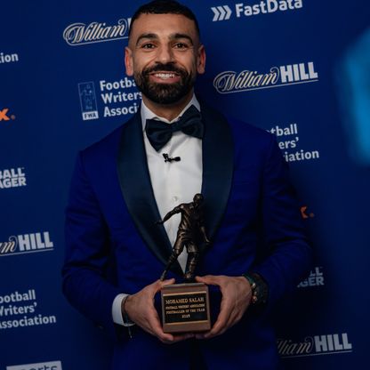 صلاح يتسلم جائزة أفضل لاعب بالدوري الإنجليزي من رابطة كتاب كرة القدم