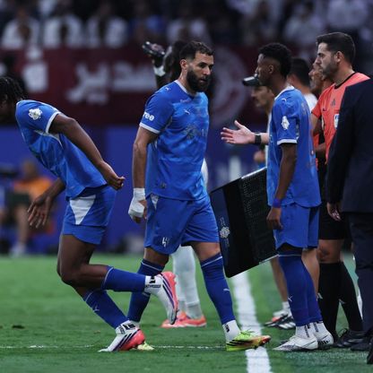 تقرير: الهلال يدرس إنهاء عقد بنزيما "الغاضب" ويفاوض أوسيمين ونيتو