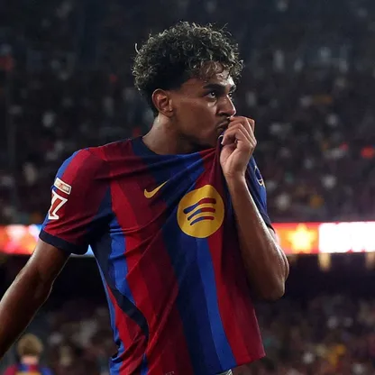 لامين يامال يقبل شعار برشلونة بعد تسجيل هدف أمام رايو فايكانو في الدوري الإسباني - 31 أغسطس 2026
