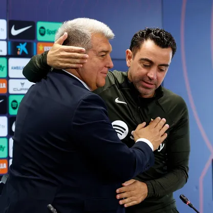 خوان لابورتا رئيس برشلونة مع مدرب الفريق تشافي هيرنانديز في مؤتمر صحفي - 25 أبريل 2024