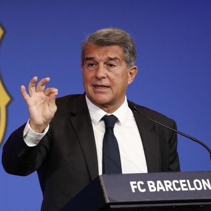 تقارير: لاعبو برشلونة طلبوا مكافأة قبل كأس السوبر.. ولابورتا رفض