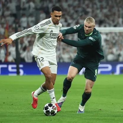 صراع على الكرة بين ترينت ألكسندر أرنولد وإيرلينغ هالاند خلال مباراة بين ريال مدريد ومانشستر سيتي بدوري أبطال أوروبا - 11 مارس 2026