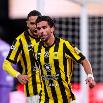 شاهد.. الاتحاد يفرمل الهلال بعشرة لاعبين ويمنح الصدارة للنصر