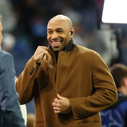 الفرنسي تييري هنري محلل قنوات CBS في حديث مع جيمي كاراغر خلال مواجهة بين ريال مدريد ومانشستر سيتي - 19 فبراير 2025