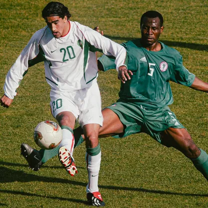 يوسف حاجي نجم المغرب السابق خلال مواجهة نيجيريا في كأس أمم إفريقيا 2004
