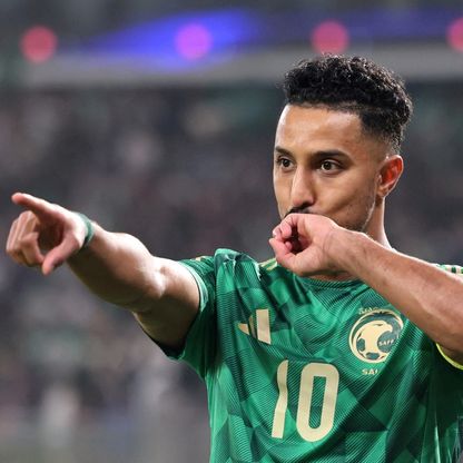 سالم الدوسري يطارد مجداً جديداً في تاريخ كرة القدم السعودية