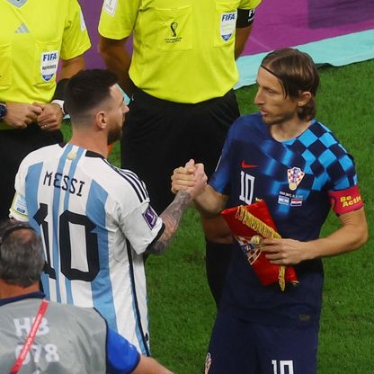 مودريتش يعترف بمعاناته أمام ميسي.. ويكشف موقفه من الاعتزال