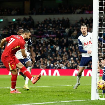 محمد صلاح لاعب ليفربول لحظة تسديد الكرة في شباك توتنهام - 22 ديسمبر 2024
