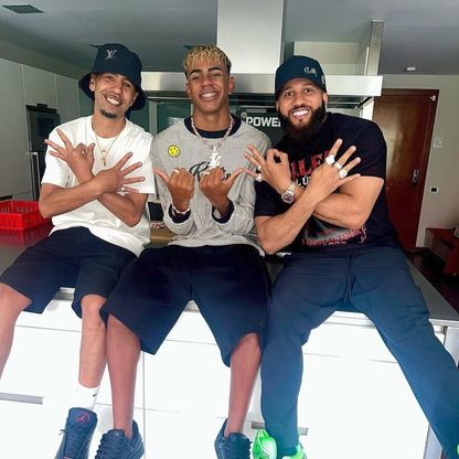 والد لامين يامال يقتحم عالم الموسيقى بأغنية "راب"