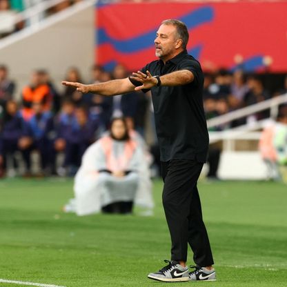 هانزي فليك ينجو من عقوبة "الإشارة الخارجة"