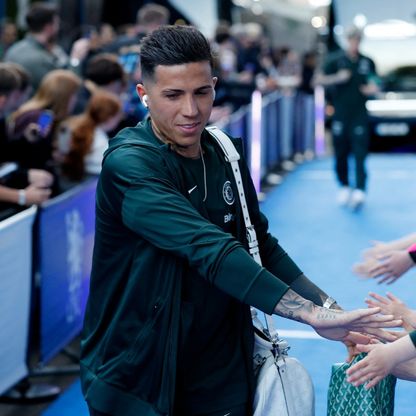 إنزو فرنانديز يقود تشكيلة تشيلسي أمام مانشستر يونايتد بعد العفو عنه