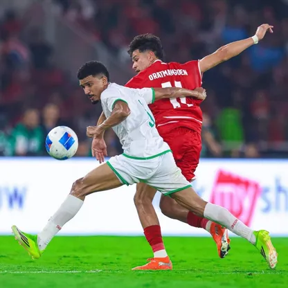 أحمد الخميسي لاعب منتخب عُمـان يحاول السيطرة على الكرة أمام لاعب إندونيسي خلال مباراة ودية - 5 يونيو 2026