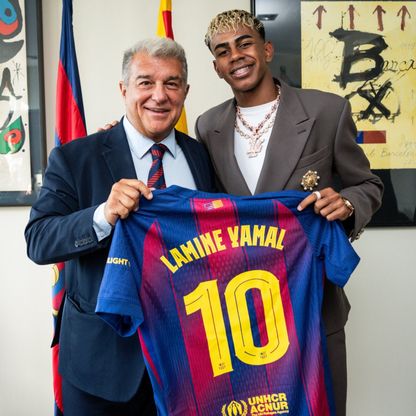 رسمياً.. لامين يامال يرث قميص الأساطير رقم 10 في برشلونة