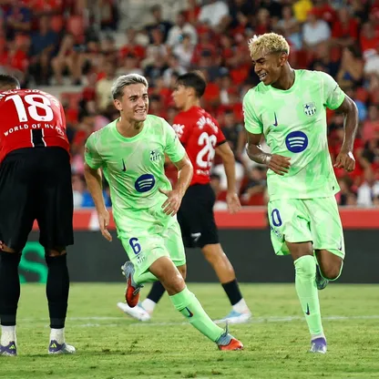 غافي لاعب برشلونة يحتفل مع لامين يامال خلال مواجهة مايوركا - 16 أغسطس 2025