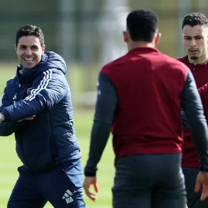 ميكيل أرتيتا مدرب أرسنال في حصة تدريبية مع لاعبيه قبل مواجهة باير ليفركوزن في ذهاب ثمن نهائي دوري أبطال أوروبا - 10 مارس 2026