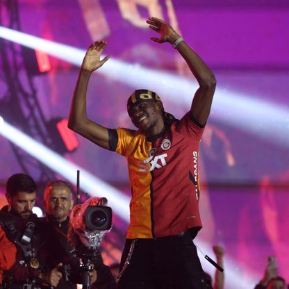 أوسيمين في طريقه لإسطنبول لإكمال انتقاله إلى غلطة سراي