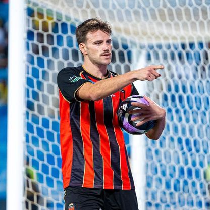 لياندرو أنتونيس مهاجم الرياض يتفوّق على نجوم الاتحاد