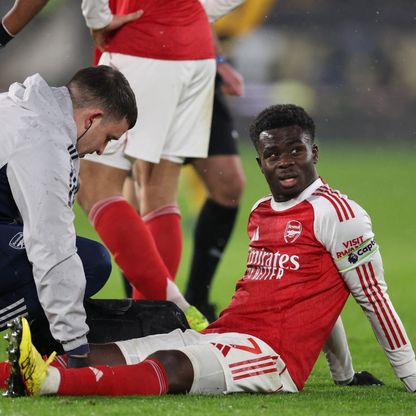 فيفا يقترح دقيقة كاملة لعودة اللاعبين المصابين إلى الملعب