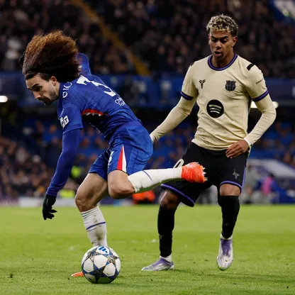 مارك كوكوريا لاعب تشيلسي الإنجليزي في صراع على الكرة مع لامين يامال لاعب برشلونة - 25 نوفمبر 2025
