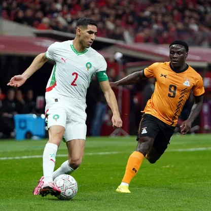 أشرف حكيمي قائد المغرب في صراع مع لاميك باندا لاعب زامبيا في كأس أمم إفريقيا - 29 ديسمبر 2025