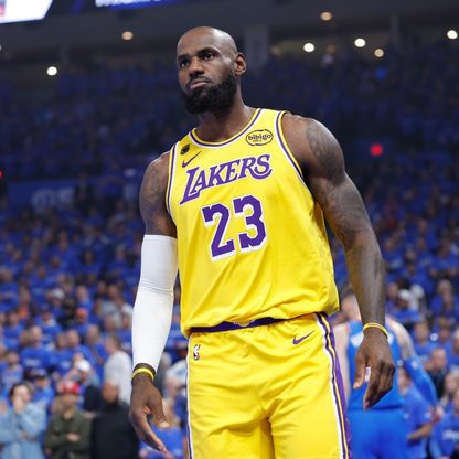قرار صادم من الملك.. ليبرون جيمس يودع ليكرز ويشعل سوق NBA