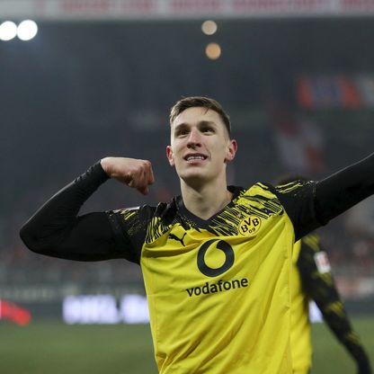 صخرة دفاع دورتموند "يجدد عقده" ويخذل ريال مدريد
