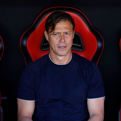 إشبيلية يقيل مدربه ألميدا بعد اقترابه من شبح الهبوط