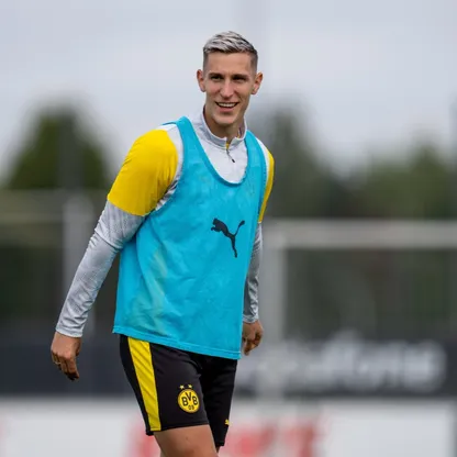 نيكو شلوتربيك مدافع بوروسيا دورتموند في تدريب الفريق - 11 سبتمبر 2025