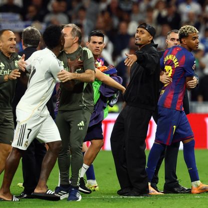 طرد و6 إنذارات.. ماذا حدث بعد مشاجرة الكلاسيكو؟