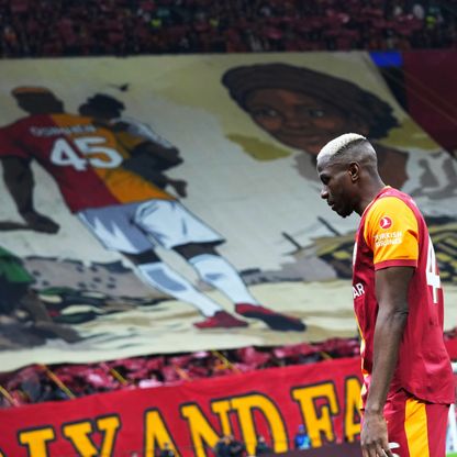 شاهد.. فيكتور أوسيمين يغالب دموعه بسبب "تيفو" جمهور غلطة سراي