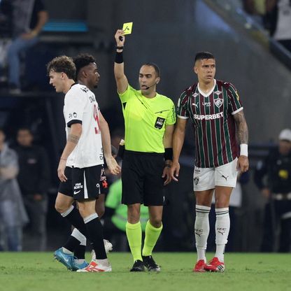 شاهد.. حكم يعتدي على لاعب في ديربي مشتعل بالبرازيل