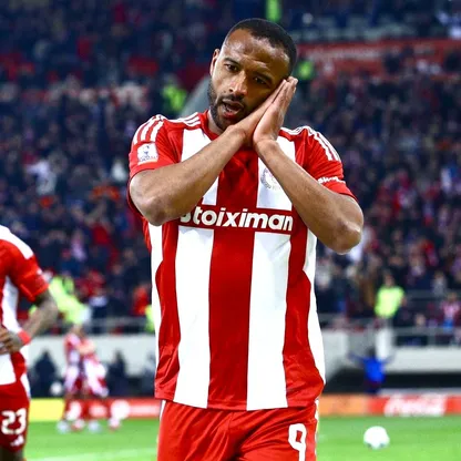 المغربي أيوب الكعبي مهاجم أولمبياكوس اليوناني يحتفل بهدفه في شباك آيك أثينا - 26 فبراير 2025