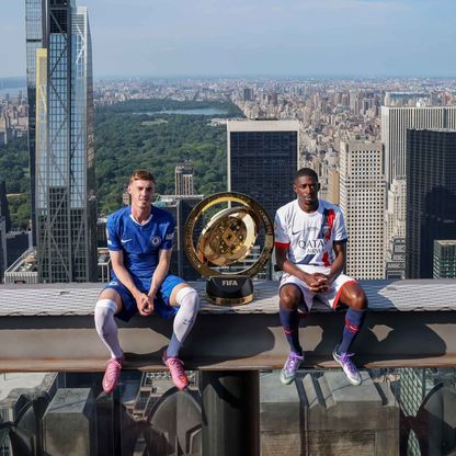 كأسٌ فوق ناطحة سحاب.. ديمبيلي وبالمر على خطى صورة أيقونية