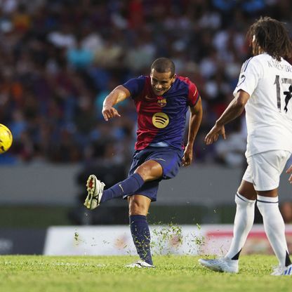 أسطورة برشلونة يحذر تشابي ألونسو من عواقب "استبداده" في ريال مدريد