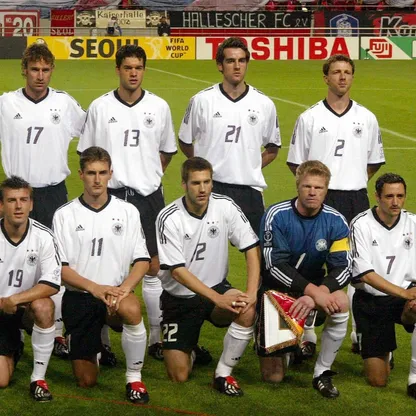 لاعبو المنتخب الألماني قبل مباراتهم في نصف نهائي كأس العالم 2002 ضد كوريا الجنوبية - 25 يونيو 2002