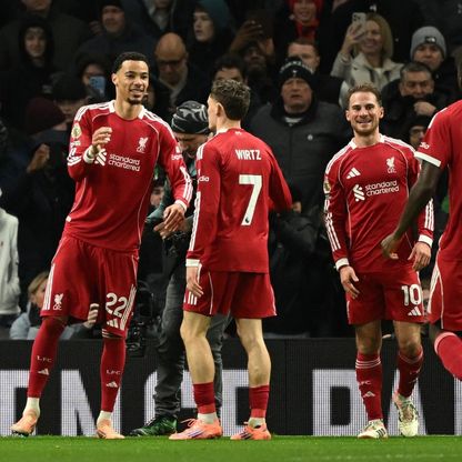 تغييرات سلوت تمنح ليفربول فوزاً مثيراً على 9 لاعبين من توتنهام في غياب صلاح