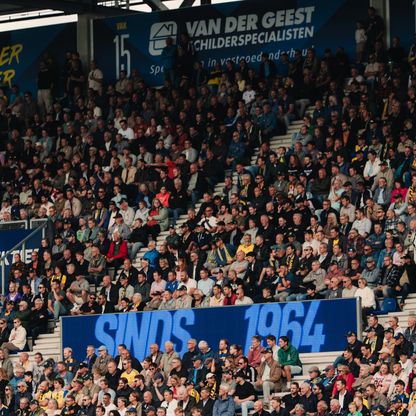 الاتحاد الهولندي يفتح تحقيقاً في أحداث مباراة كامبور وفيينورد بعد إصابة مشجعين