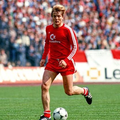 كيف فعلها؟.. تعرف على الرجل الذي لعب مباراتين في بلدين بيوم واحد