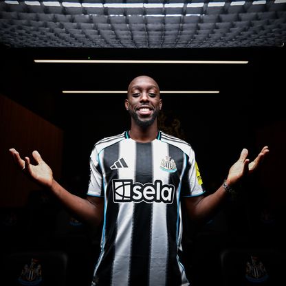 نيوكاسل يدرس بيع لاعبه الجديد ويسا بعد عام واحد فقط