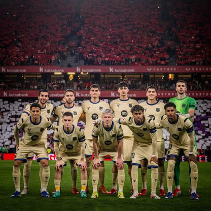 ما سر ارتداء لاعبي برشلونة شارات سوداء أمام بلباو؟