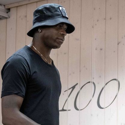 التجربة الـ13.. بالوتيلي يقترب من نادٍ سحقه ميلان بـ9 أهداف