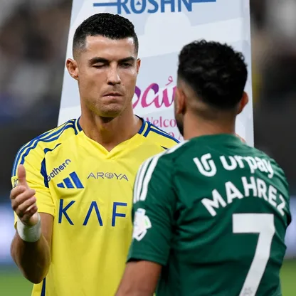 رياض محرز لاعب الأهلي يصافح كريستيانو رونالدو نجم النصر قبل مواجهة الفريقين بدوري روشن السعودي - 13 سبتمبر 2024