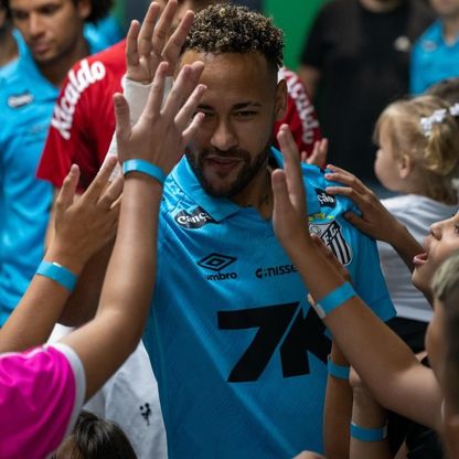 شاهد.. نيمار يسجل "هاتريك" في 17 دقيقة ويقترب من إنقاذ سانتوس