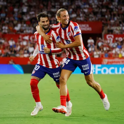 أليكس باينا يحتفل بهدفه رفقة ماركوس يورنتي خلال مباراة إشبيلية وأتلتيكو مدريد بالدوري الإسباني - 29 أغسطس 2026