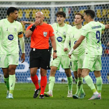 "يويفا" يجدّد ثقته بالحكم مارتشينياك رغم انتقادات برشلونة