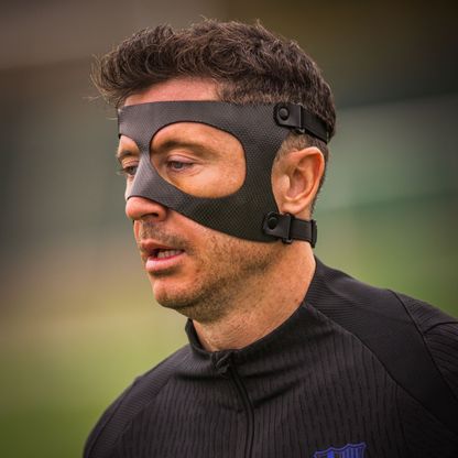 "المقنّع" روبرت ليفاندوفسكي يعود لصفوف برشلونة قبل الأوان